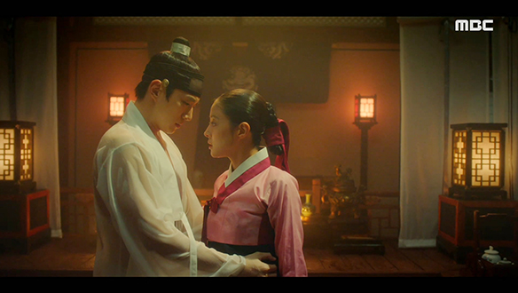 "물을 부어드리겠습니다"…덕임(이세영)은 이산(이준호)의 목욕 시중을 들다 욕탕에 빠지는데... 클립 이미지