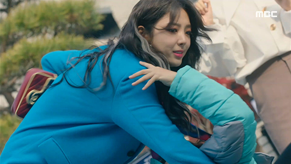"맘, 괜찮아요?"…때마침 샤론(엄현경)은 위기에 처한 해란(지수원)을 돕게 되는데... 클립 이미지