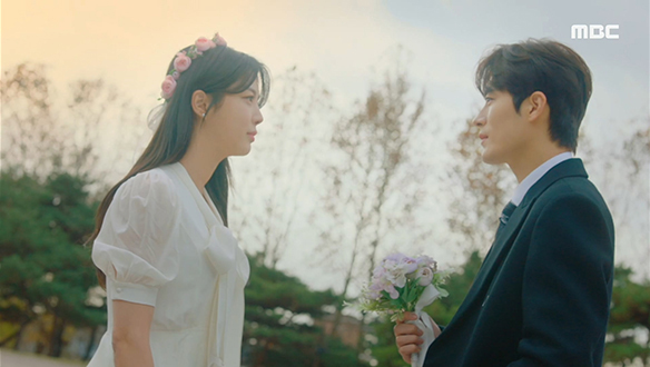 "나 혼자 간직하고 볼 건데"…눈에서 꿀 떨어지는 선화(엄현경)와 재민(차서원)의 웨딩 촬영♥ 클립 이미지