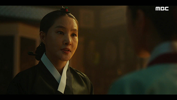 "우리는 세손 저하를 지켜보아야 해"…제조상궁(박지영)은 또다시 덕임(이세영)을 회유하는데... 클립 이미지