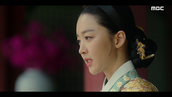 "정말 죽은 영빈의 책이 맞구나"…소중히 간직해온 영빈의 유품 때문에 궁지에 몰린 덕임(이세영) 클립 이미지