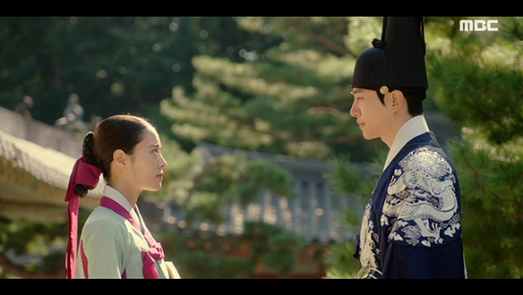 "저하께서 그걸 어찌..."…이산(이준호)의 뜻 모를 추궁에 어리둥절해 하는 덕임(이세영) 클립 이미지
