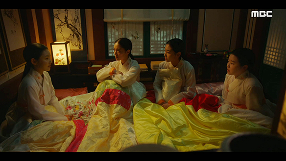 "항아들이 사는 궁궐의 이름은 광한궁"…박상궁(차미경)에게 들었던 옛날 얘기를 풀어놓는 영희(이은샘) 클립 이미지