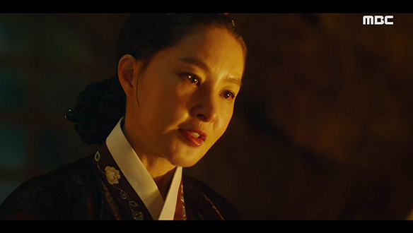 "닥쳐. 닥치라 하였어"…간신히 목숨을 부지하고 있는 박상궁(차미경)을 겁박하는 제조상궁(박지영) 클립 이미지