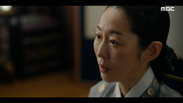 "훗날 혜경궁 저하라 불릴 것입니다"…화완옹주(서효림)가 찾아와 난리를 피워도 꿈쩍 않는 혜빈 홍씨(강말금) 클립 이미지