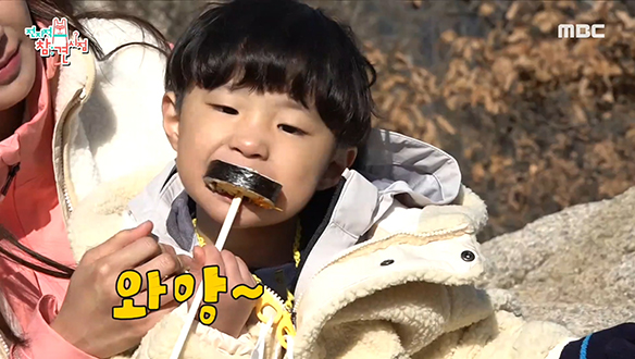 매니저표 달걀 김밥 폭풍 먹방 하는 이시영과 아들 정윤이 클립 이미지