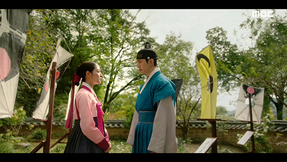 "너에게는 그 만남이 아무 의미도 없다?"…마음을 숨긴 채 서로를 응시하는 이산(이준호)과 덕임(이세영) 클립 이미지