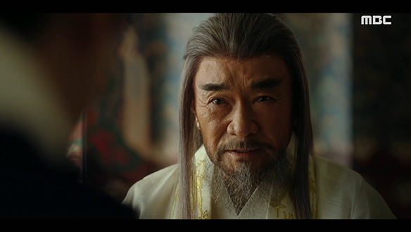 "혹시 모르니 지니고 있어"…자신을 대신해 능행 떠나는 이산(이준호)에게 호부를 건네는 영조(이덕화) 클립 이미지