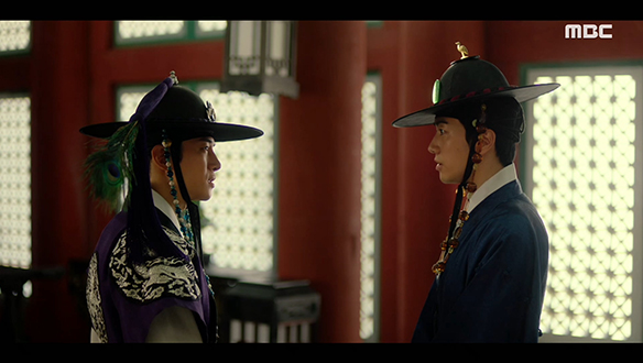 "그냥 모르는 척 지나가나라?"…격쟁을 두고 설전 벌이는 이산(이준호)과 덕로(강훈) 클립 이미지