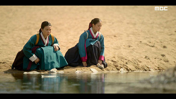 "이건, 동궁의 약포야"…강가에 버려진 약포를 발견한 서 상궁(장혜진)과 덕임(이세영) 클립 이미지