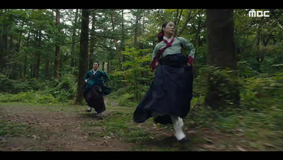 "지금부터는 뛰는 거예요"…행궁을 향해 발걸음 바삐 움직이는 덕임(이세영)과 서 상궁(장혜진) 클립 이미지