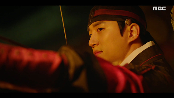 "타위를 시작한다"…행궁에 잠입한 무리들에 맞서는 이산(이준호)과 익위사들 클립 이미지
