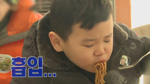 윤후의 짜파구리 먹방 클립 이미지