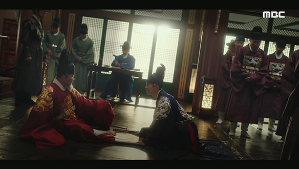 "산이옵니다, 할바마마!"…매병 증세가 심해진 영조(이덕화)를 향해 울부짖는 이산(이준호) 클립 이미지