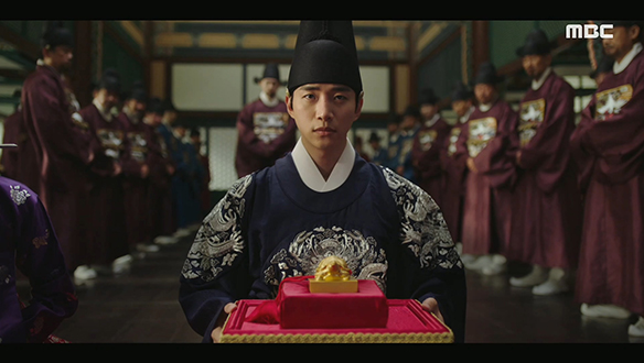 "어서 옥새를 전하거라"…나라의 모든 걸 이산(이준호)에게 넘기는 영조(이덕화) 클립 이미지