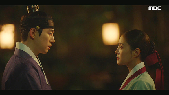 "누구도 내 상처에 대해서 묻지 않았어"…별당에서 만난 덕임(이세영)과 이산(이준호) 클립 이미지