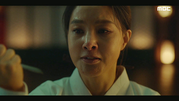 "제가 너무 지쳤습니다"…영조(이덕화)에게 복수하듯 스스로 목숨을 끓는 제조상궁 조씨(박지영) 클립 이미지