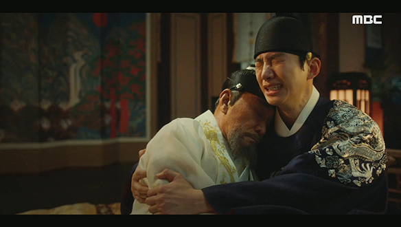 "산아, 이제 네가 조선의 왕이야"… 이산(이준호)의 품에서 영면에 드는 영조(이덕화) 클립 이미지