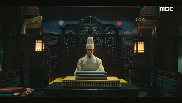"이제부터 모든 것이 저의 책임입니다"…숱한 고난을 이겨내고 왕위에 오른 이산(이준호) 클립 이미지