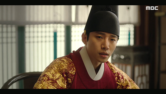 "언제부터 거기 서 있었느냐"…탕약 들고 서 있는 덕임(이세영)을 뒤늦게 발견한 이산(이준호) 클립 이미지