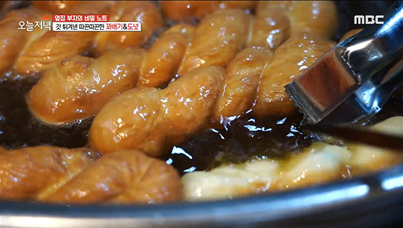 만둣집에서 갓 튀겨낸 따끈따끈한 '꽈배기' & '도넛'