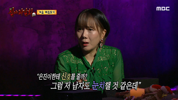 겨울 계절학기 ③ 화장실 칸 위에서 지켜보는 남자 클립 이미지