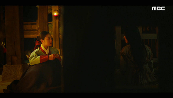 "왜 날 살려줬어요?"…하옥돼 있는 월혜(지은)와 마지막 인사를 나누는 덕임(이세영)