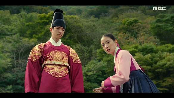 "먼저 던지거라"…본격적으로 물수제비 대결하는 이산(이준호)과 덕임(이세영)