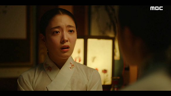 "가끔 숨이 막힐 것 같아"…이산(이준호)의 달라진 권력이 문득 두려워진 덕임(이세영)