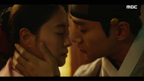 "너와 나 둘뿐이다"…이산(이준호)은 덕임(이세영)의 손을 붙잡아 자신의 품으로 이끄는데...