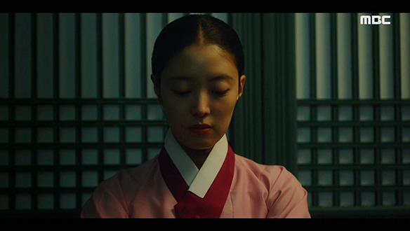 '기다리는데 익숙해져야만 해'…벽에 기대앉아 이산(이준호)을 기다리는 덕임(이세영)