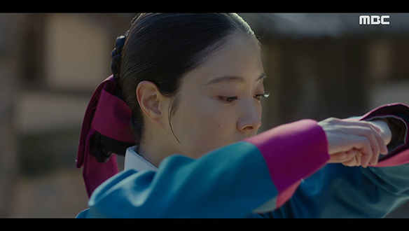 동무들과 인사를 나누지도 못한 채 서둘러 궁을 나서는 덕임(이세영)