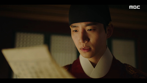 "이게 왜 여기에..."…덕임(이세영)이 두고 간 여범에서 찢겨진 이모비야(而母婢也)를 발견한 이산(이준호)