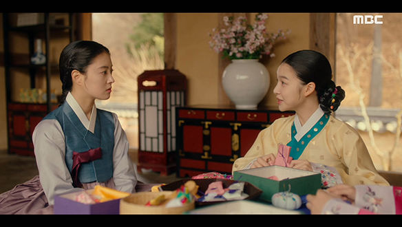 "그럼, 널 왜 우리 집으로 보내셨을까?"…이산(이준호)이 청연군주(김이온)에게 자신을 부탁한 걸 알게 된 덕임(이세영)