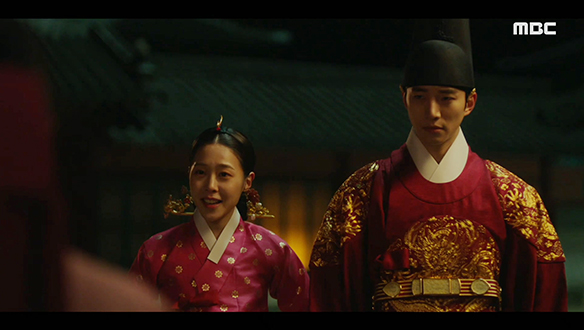 "방에 들어가 금침을 좀 살펴다오"…이산(이준호) 보란 듯이 덕임(이세영)에게 이부자리 정리를 맡기는 화빈 윤씨(이서)