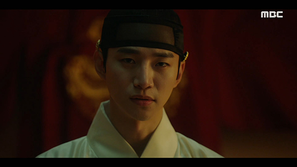 "출궁이 벌이 되지 않았군"…이산(이준호)은 궁으로 돌아온 걸 내켜 하지 않는 덕임(이세영)이 못마땅하기만 한데...