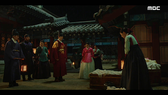 "웃전께서 내린 궁녀를 저리 대우하다니"…이산(이준호)은 밤늦게까지 허드렛일하고 있는 덕임(이세영)을 보게 되는데...