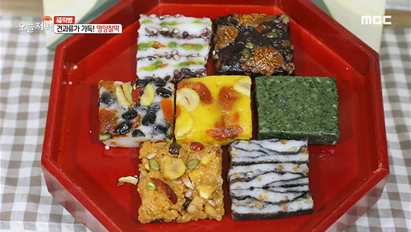 견과류가 가득~ 무화과 흑미찰떡부터 호박찰떡, 그리고 모둠찰떡까지! 클립 이미지