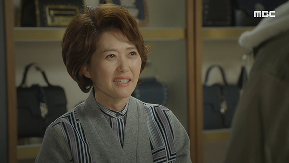 "아줌마가 큰맘 먹고 한 벌 샀어"…친엄마처럼 정훈(권혁)을 챙기는 세진(오영실) 클립 이미지