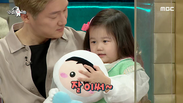 "아빠가 말.이.많.아" 방송국 견학 온 송창의 딸 하율이🥰 클립 이미지