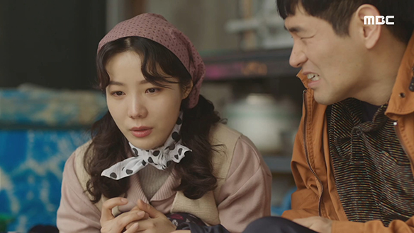 "아까 너무 고마웠어요"…필선(권소이)은 자신을 돕다 다친 용구(한정호)에게 고마움을 표하는데...