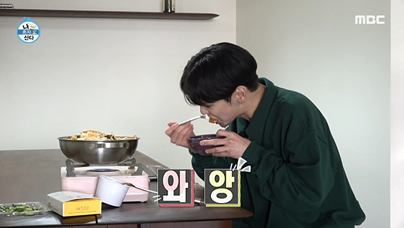 집안일 끝낸 후 힐링타임에는? 직접 끓인 떡볶이에 맥주! 클립 이미지