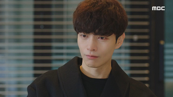 아무렇지 않은 척하는 해진(이휘향)이 비수(이민기)를 더욱 가슴 아프게 하는데... 클립 이미지