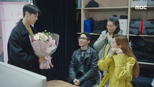 "축하해"…주인(나나)의 광고 촬영 현장에 꽃다발을 들고 나타난 유진(강민혁) 클립 이미지