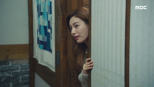 "작가님 뭐해요?"…한껏 삐져있는 비수(이민기)의 방으로 찾아간 주인(나나) 클립 이미지