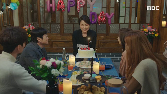 "그동안 고생 많으셨어요"…주인(나나) 집에 모여 해진(이휘향)의 퇴직을 축하해 주는 식구들 클립 이미지