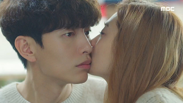 "오주인. 이미 잘하고 있어"…자신을 위로하는 비수(이민기)에게 작은 실수(?)를 하는 주인(나나) 클립 이미지