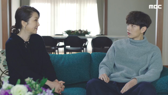 요양병원에 들어가겠다고 비수(이민기)에게 말하는 해진(이휘향) 클립 이미지