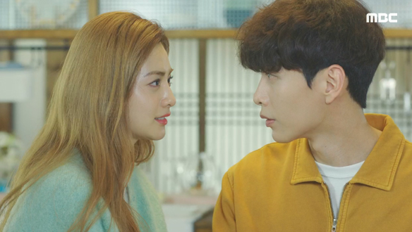 "오늘도 사랑해요." 라디오 클로징 멘트를 빌어 말하는 비수(이민기)와 주인(나나) 클립 이미지