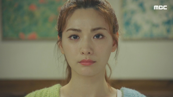 " 나... 작가님, 유진이. 둘 다 좋아해요." 두 사람을 향한 자신의 마음을 고백하는 주인(나나) 클립 이미지